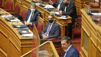 Τραγική παρουσία Τσίπρα: Τρεμάμενος, φοβισμένος και χυδαίος