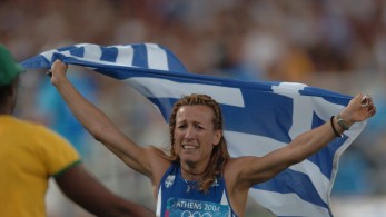 Σοκάρει η Πηγή Δεβετζή: «Κατέβασε το παντελόνι του και με έριξε στον καναπέ»