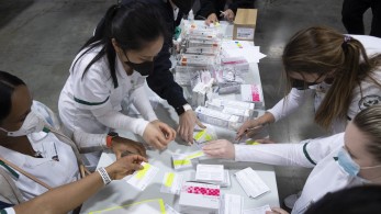 ΗΠΑ: Υποχρεωτικός ο εμβολιασμός για υγειονομικούς και εκπαιδευτικούς στη Νέα Υόρκη