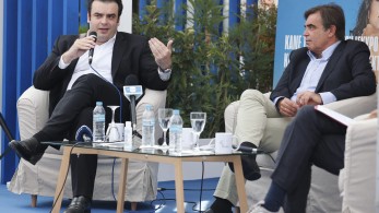 Μ. Σχοινάς: Να αντισταθούμε στους συνομωσιολόγους- Κ. Πιερρακάκης: Αυτό που έζησε ο κόσμος με το εμβόλιο μπορεί να το ζήσει παντού