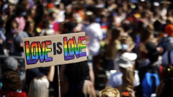 Οι Ελβετοί αποφασίζουν σήμερα για τον γάμο των ομοφυλόφιλων