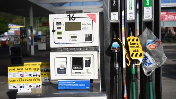 Προσπάθειες Τζόνσον να καθησυχάσει τους Βρετανούς για τις ελλείψεις καυσίμων