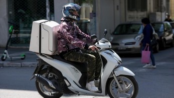 Καθηγητής Εργατικού Δικαίου καταρρίπτει τα fake news του ΣΥΡΙΖΑ: Ο νόμος Χατζηδάκης ενισχύει τα δικαιώματα των διανομέων