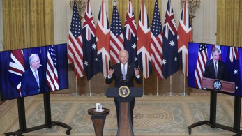 Συμμαχία ΗΠΑ-Αυστραλίας-Βρετανίας απέναντι στην Κίνα: “Ψυχροπολεμική νοοτροπία” βλέπει το Πεκίνο-Δυσφορία Γαλλίας