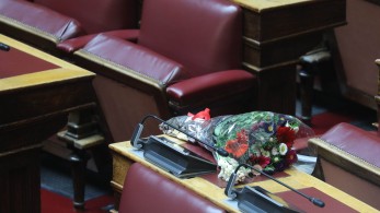 Μια ανθοδέσμη για τον Παύλο Μπακογιάννη