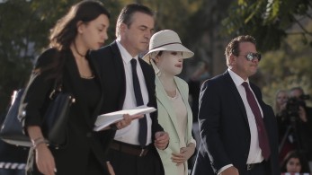 Κατάθεση Ιωάννας: “Τα ρούχα λιώσανε πάνω μου, τα μαλλιά μου πέφτανε”-Συγγενείς προς κατηγορούμενη: “Μας διέλυσες”