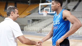 Παρουσία Μητσοτάκη η τελετή ορκωμοσίας για την πολιτογράφηση των Βερόνικα και Εμέκα Αντετοκούνμπο