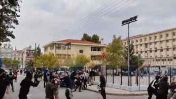 Νέα επεισόδια στο ΕΠΑΛ Σταυρούπολης: Κουκουλοφόροι επιτέθηκαν με πέτρες και κροτίδες σε φοιτητές