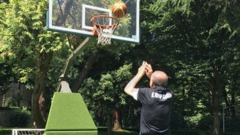 Ερντογάν – Απαντά παίζοντας… μπάσκετ στα δημοσιεύματα που τον θέλουν άρρωστο