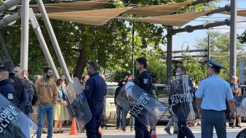 Λάρισα:Ένταση έξω από τον Άγιο Αχίλλιο για τους εμβολιασμούς