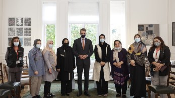 Μητσοτάκης σε γυναίκες βουλευτές και δικαστικούς από το Αφγανιστάν: “Να κρατήσετε ζωντανές τις ελπίδες σας”