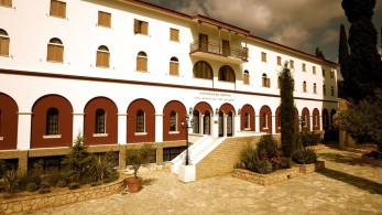 «Ιερό» παρασκήνιο και ανταγωνισμοί για πέντε μητροπόλεις