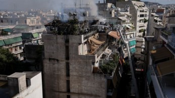 Βίντεο – ντοκουμέντο από τον Κολωνό: Ανδρας πηδάει από το μπαλκόνι για να γλιτώσει από τις φλόγες