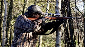 Κυνηγός τραυματίστηκε σοβαρά στην Κορινθία από φίλο του: Τον πέρασε για το θήραμα