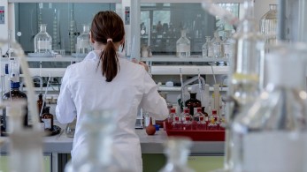 HΠΑ: Έγκριση για το χάπι κατά του κορωνοϊού ζητά η Merck