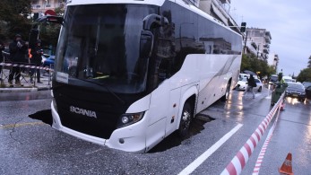 Θεσσαλονίκη: Λεωφορείο “βυθίστηκε” σε δρόμο