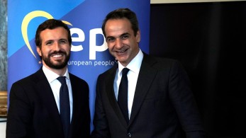 Ο Κασάδο αντιγράφει τη συνταγή νίκης του Μητσοτάκη