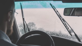 Πώς θα οδηγείτε με ασφάλεια όταν βρέχει: Οι απαραίτητες ενέργειες