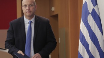 Οικονόμου: Οι εμβολιασμένοι δικαιούνται και πρέπει να έχουν προνόμια