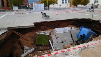 Σέρρες: Άνοιξε τεράστια τρύπα σε κεντρικό δρόμο στο Νέο Σούλι
