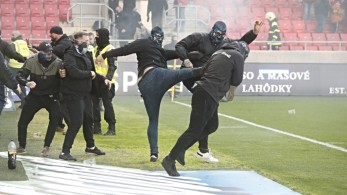 Οριστική διακοπή, λόγω επεισοδίων, στο Σπαρτάκ Τρνάβα-Σλόβαν Μπρατισλάβας (vids)