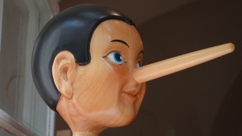 Ο ΣΥΡΙΖΑ βουλιάζει στον βούρκο των fake news και του λαϊκισμού Ο ΣΥΡΙΖΑ βουλιάζει στον βούρκο των fake news και του λαϊκισμού