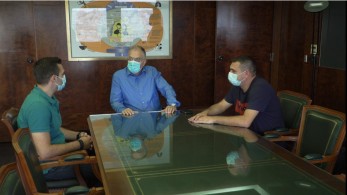 Συνάντηση Θεοδωρικάκου με δύο αστυνομικούς που έσωσαν 48χρονη γυναίκα