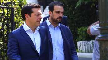 Ο “δεινόσαυρος” Τσίπρας και στο βάθος… Σακελλαρίδης