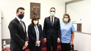 Σακελλαροπούλου: Έκανε την τρίτη δόση του εμβολίου – «Η έξοδος από την υγειονομική κρίση είναι πια επιλογή μας»