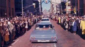 ΗΠΑ: Ο Μπάιντεν αναβάλλει τον αποχαρακτηρισμό των απόρρητων αρχείων για τη δολοφονία του JFK