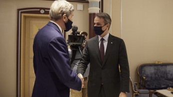 Συνάντηση Μητσοτάκη-Kerry: Η Ελλάδα λόγω θέσης μπορεί να συμβάλλει στην πράσινη ενέργεια