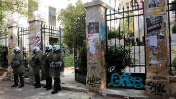 Επεισόδια έξω από την ΑΣΟΕΕ – Οδοφράγματα από κουκουλοφόρους