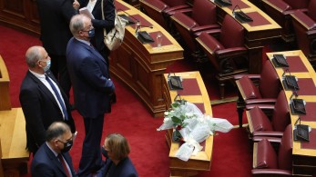 Ο Κωνσταντίνος Τασούλας αποχαιρέτισε την Φώφη Γεννηματά στην Ολομέλεια του Κοινοβουλίου