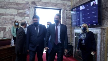 Με βουλευτές και εργαζόμενους συνομίλησε στο εντευκτήριο της Βουλής ο Μητσοτάκης