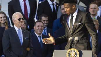 Η αποθέωση Μπάιντεν προς τον Giannis: «Έβαλες 50 πόντους στο Game 6»