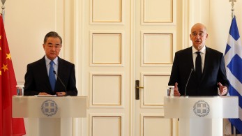 Συνάντηση Δένδια με Κινέζο ΥΠΕΞ: Ρητή αναφορά στη Σύμβαση του ΟΗΕ για το Δίκαιο της Θάλασσας