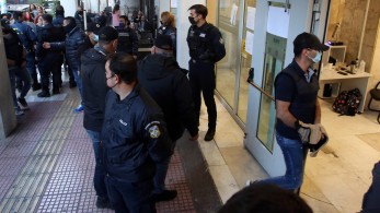 Καταδίωξη στο Πέραμα: Στην ανακρίτρια Πειραιά απολογούνται οι 7 αστυνομικοί της ομάδας ΔΙΑΣ