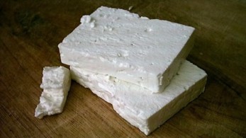 Πωλούσαν “λευκό τυρί” ως “φέτα ΠΟΠ”-Στην Επιτροπή παραβάσεων του ΥΠΑΑΤ η εταιρεία