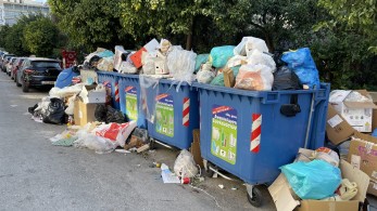 SOS εκπέμπει η Καλλιθέα: Τόνοι σκουπιδιών στους δρόμους