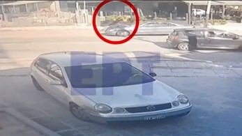 Εικόνες – σοκ: Γυναίκα κρεμασμένη στο καπό Ι.Χ προσπαθεί να σταματήσει ληστές (video)