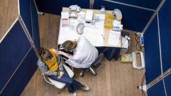 Οι εμβολιασμένοι έχουν πολύ μικρότερες πιθανότητες να μεταδώσουν τον κορωνοϊό