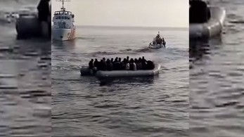 Η τουρκική ακτοφυλακή κατευθύνει σκάφος με μετανάστες στις ακτές της Λέσβου (βίντεο)