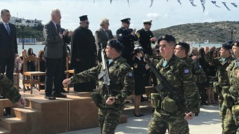 Ένας αλεξιπτωτιστής στην παρέλαση