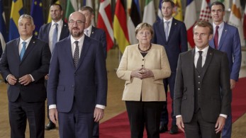 Σύνοδος Κορυφής: Καμπανάκι για τους εμβολιασμούς