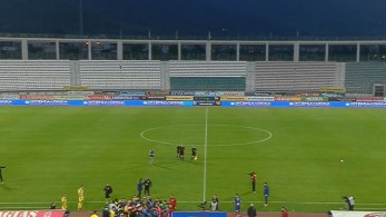 Super League 1: Χαμός στο Πανθεσσαλικό και διακοπή στο Βόλος-Άρης