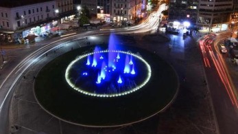 Στα γαλανόλευκα το συντριβάνι της Ομόνοιας για την 28η Οκτωβρίου