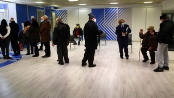 Τα νέα μέτρα… προβληματίζουν τους ανεμβολίαστους – 130.000 ραντεβού για την πρώτη δόση σε έξι μέρες