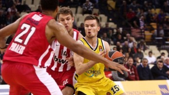 Οδυνηρή ήττα για Ολυμπιακό – Κακό ντεμπούτο για Μπαρτζώκα