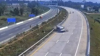 Εικόνες-σοκ από τροχαίο: Τουρίστες εκσφενδονίζονται στον δρόμο από το αυτοκίνητο (vid)