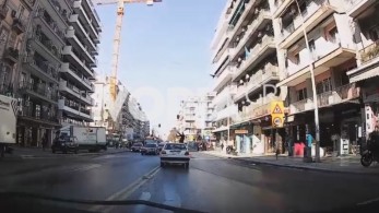 Καρέ καρέ η στιγμή που ΙΧ χτυπά κοπέλα στο κέντρο της Θεσσαλονίκης (vid)